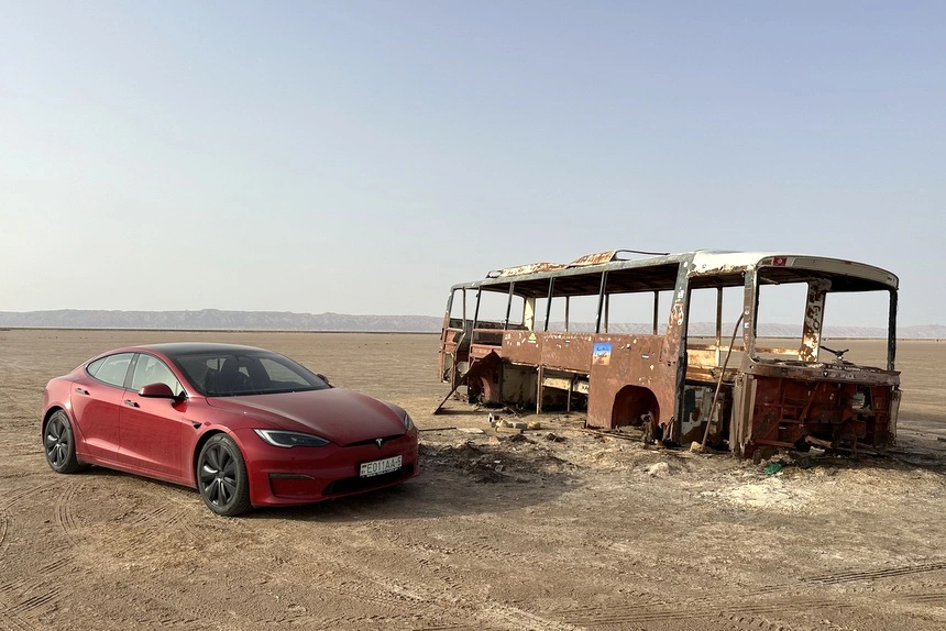 На улице плюс 45, Tesla разрядилась в ноль… На «электричке» в Африку