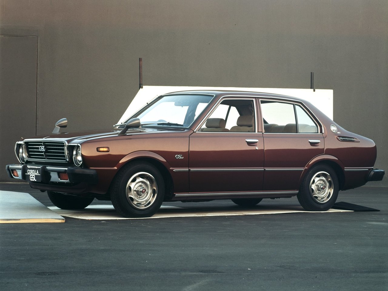 Toyota Corolla III (E30, E40, E50, E60), седан