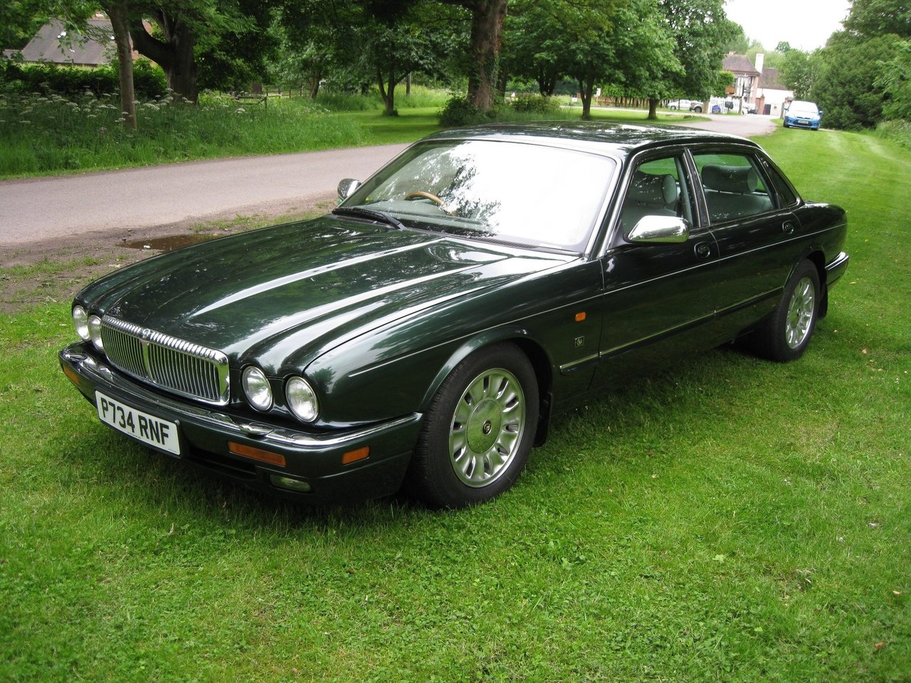 Daimler X300 I, седан