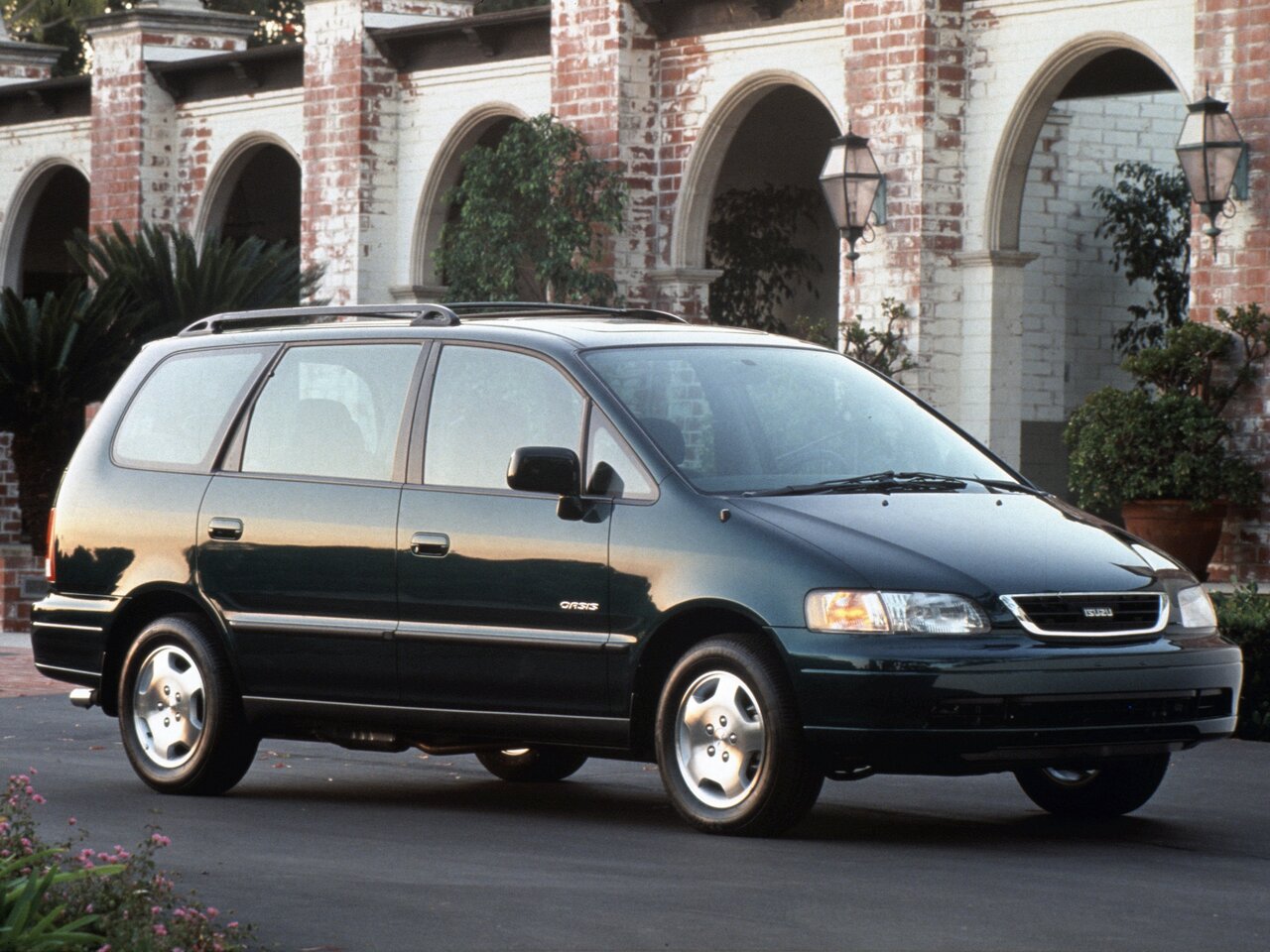Isuzu Oasis I, компактвэн