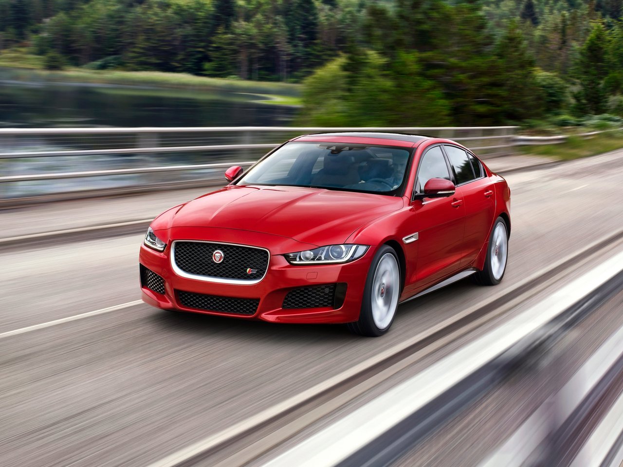 Jaguar XE I, седан