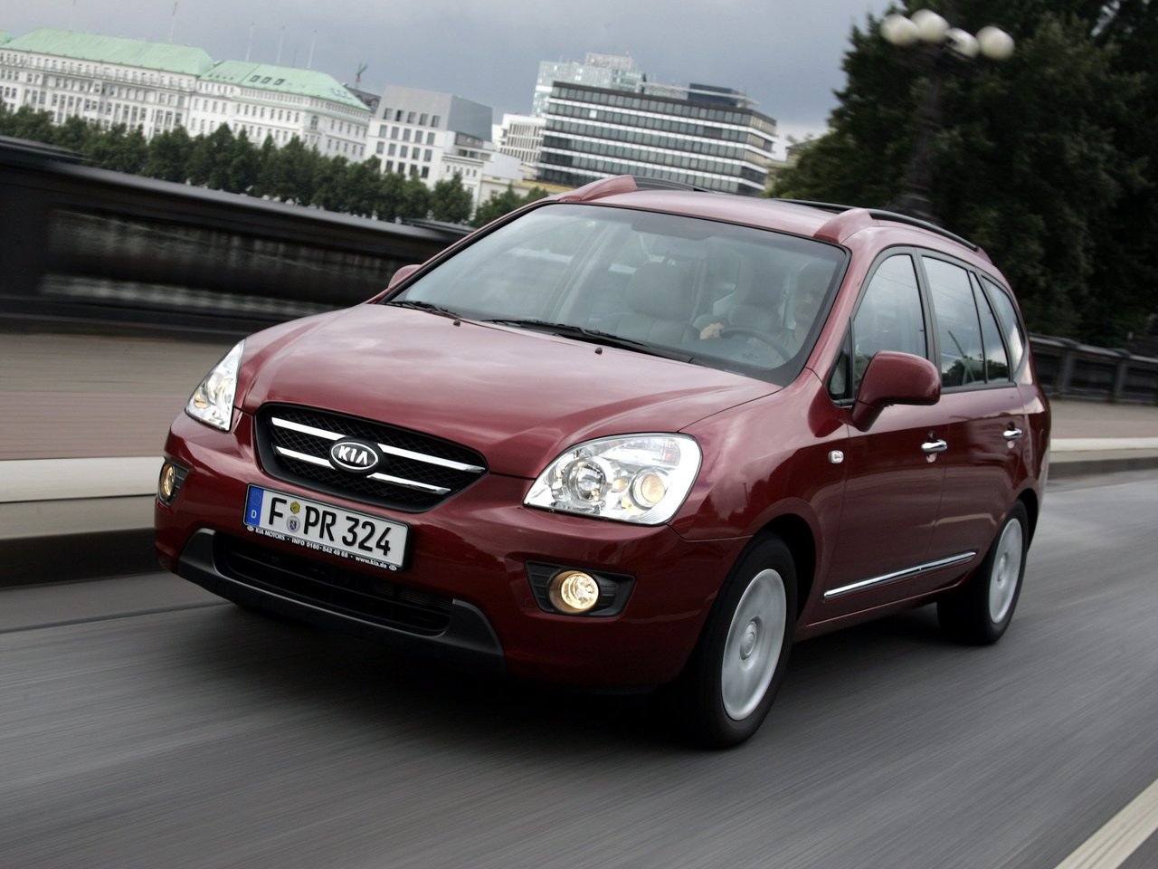 Kia Carens II (UN), компактвэн