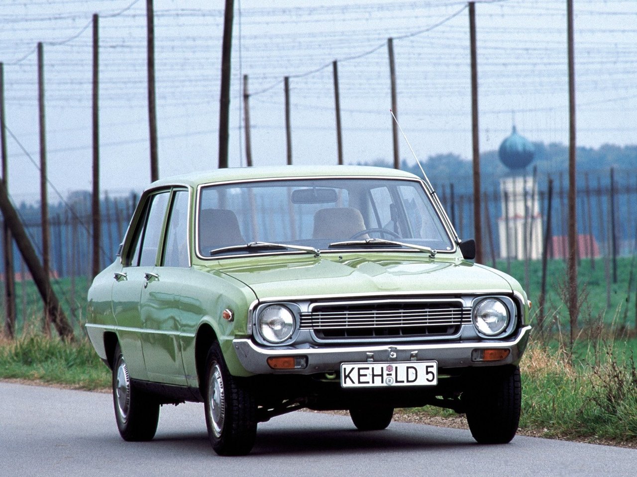 Mazda 1000 I, седан