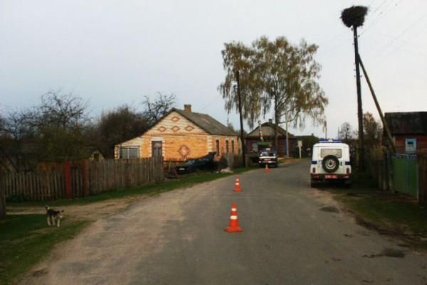 В Ивановском районе Mercedes с нетрезвым водителем ударился в дом: погиб пассажир