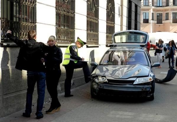 Девушка за рулем Renault врезалась в здание МВД