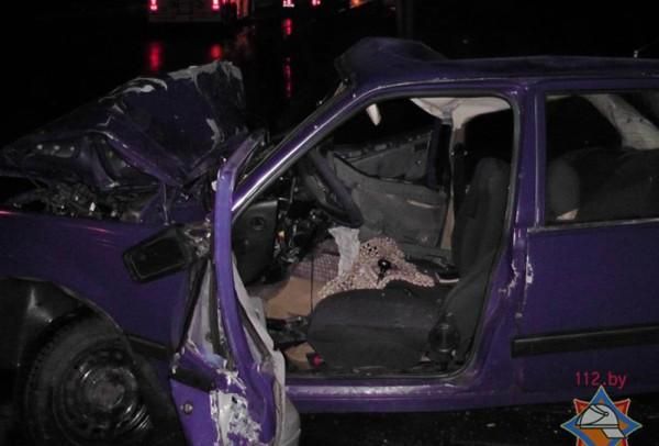 Сегодня ночью в Гомеле Opel врезался в столб, водителя освободили спасатели