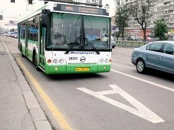 Московские автобусы начали "следить" за нарушителями парковки