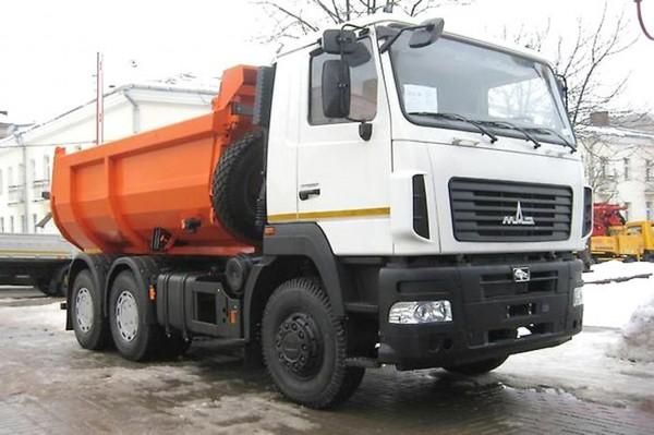Первые партии новых 21-тонных самосвалов МАЗ-6501В5 уже поступили в Россию