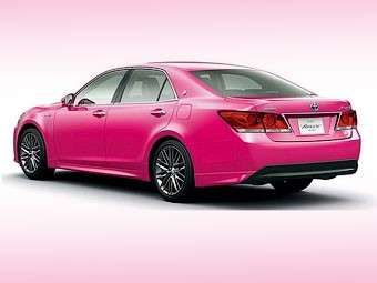 Toyota решила привлечь внимание молодежи розовым седаном