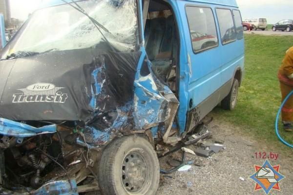 В Слониме водителю микроавтобуса стало плохо и он въехал в припаркованную ГАЗель