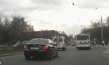 Спешил и, может, даже успел: автолюбитель из Гродно заснял BMW, водитель которого долго пытался опередить поток (видео)