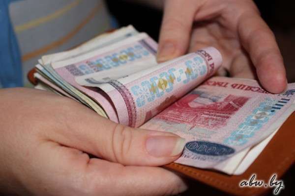 За год в Беларуси снизились зарплаты в автопроизводстве