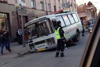 В Томске возле здания мэрии в яму провалился автобус
