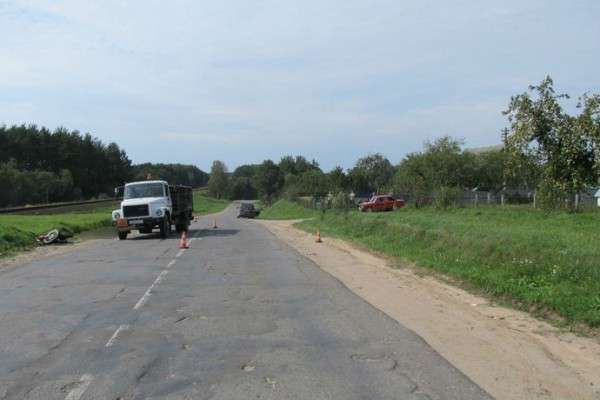 В Глубокском районе насмерть разбился мотоциклист, ударившись в ехавший впереди грузовик (фото)