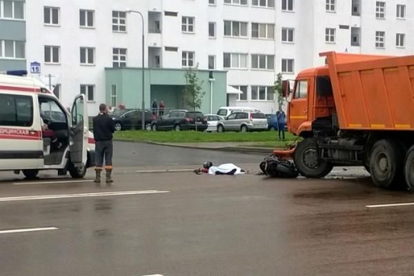 Столкновение мотоцикла и КАМАЗа в Минске закончилось гибелью мотоциклиста