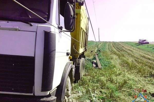 МАЗ на поле сбил опору ЛЭП - 23-летний водитель грузовика погиб