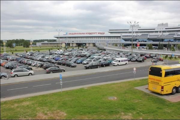 Преображение аэропорта не решило проблем с парковкой: мест нет даже на платной стоянке