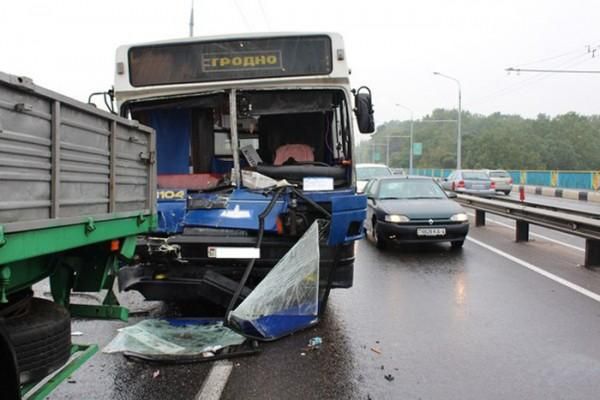 В Гродно автобус врезался в автопоезд