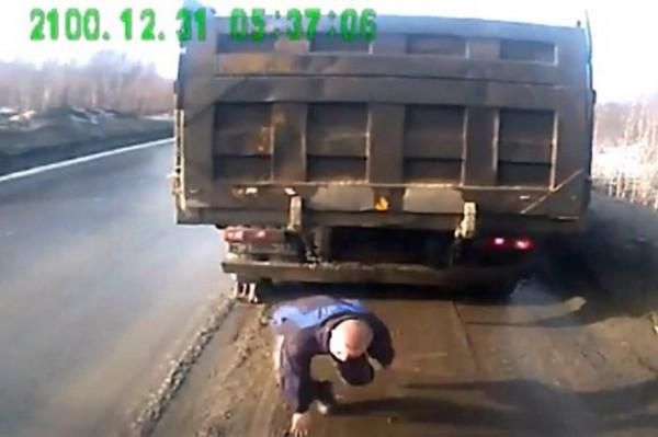 Родился в рубашке: грузовик едва не задавил залезшего под него мужчину (видео)