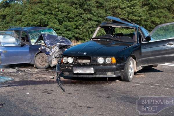 Фотофакт: на М1 столкнулись BMW и Opel