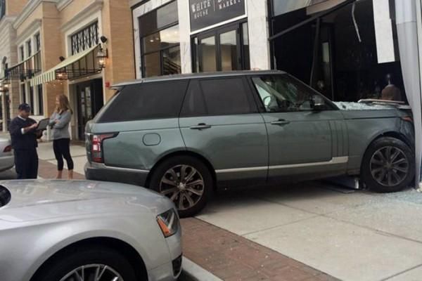 Соскочивший с ноги женщины-водителя шлепанец сорвал открытие магазина в американском городе Ньютон