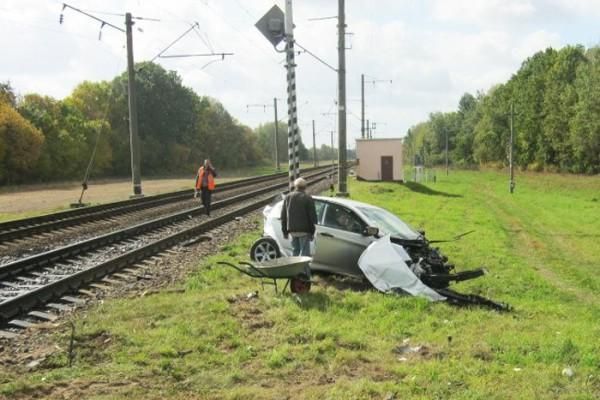 В Жабинковском районе легковой автомобиль столкнулся со скорым поездом