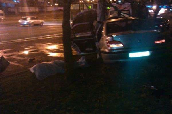 На проспекте Жукова Peugeot врезался в столб - водитель погиб