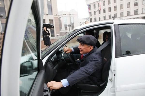 АвтоВАЗ передал президенту Татарстана две Lada Granta Sport