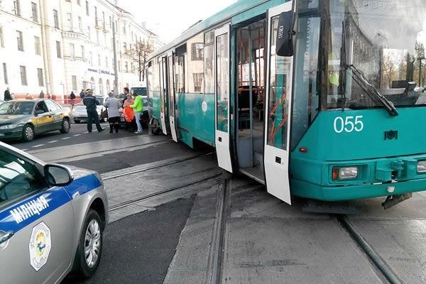 В Минске трамвай сошел с рельсов и врезался в автомобиль