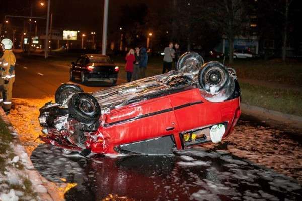 Очевидцы: пьяный и босой водитель перевернулся в Гродно, зацепив еще два автомобиля