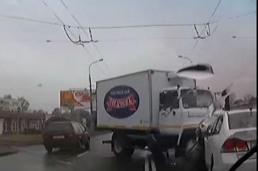 В Гомеле видеорегистратор зафиксировал момент столкновения грузовика и двух легковушек
