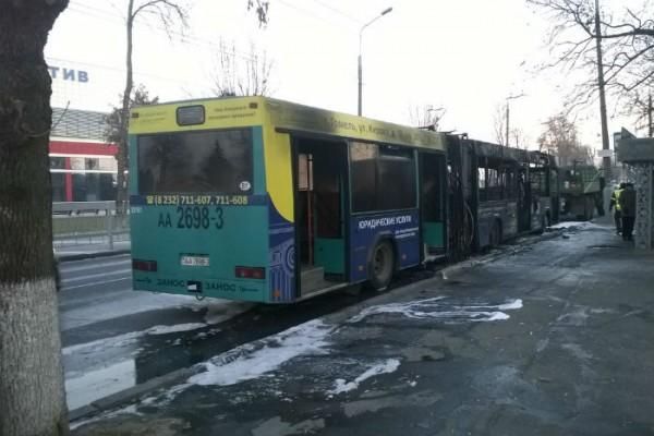 В Гомеле на маршруте загорелся городской рейсовый автобус (фото, видео)