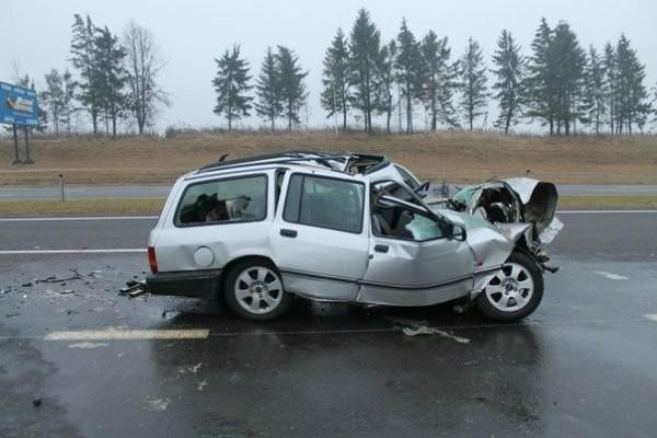 Утром на трассе Минск - Могилев столкнулись Ford Sierra и трактор - водитель легковушки погиб