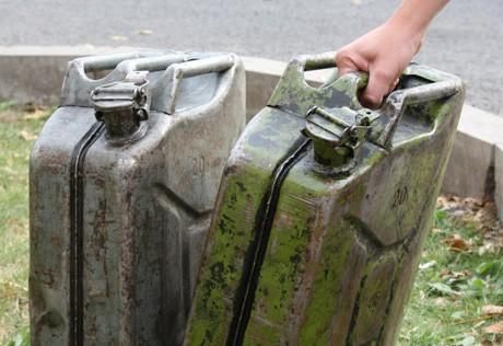 Под Минском в сарае механизатора нашли более 2000 литров окрашенного дизтоплива