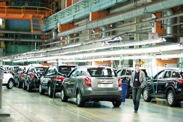 В 2015 году производство новых автомобилей в России может сократиться на 15%