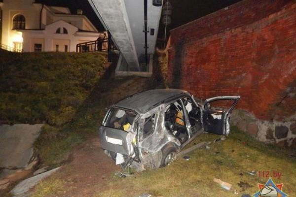 Mercedes-Benz ML упал в крутой овраг в Орше - спасатели деблокировали пятерых человек
