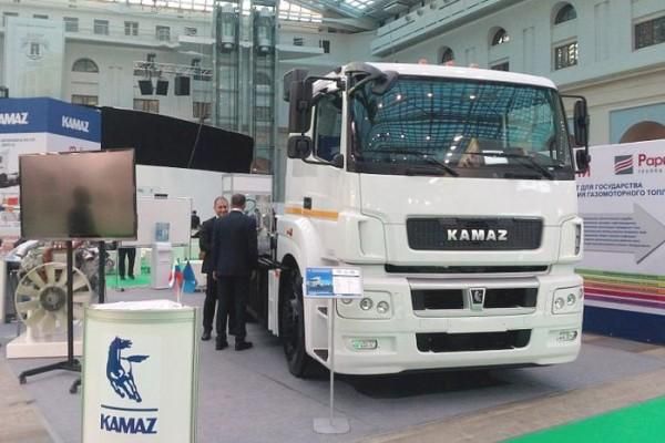 Гибридный тягач КАМАЗ-65206 (6х6) и газовый двигатель КАМАЗ Евро-5 представлены на форуме ENES-2014