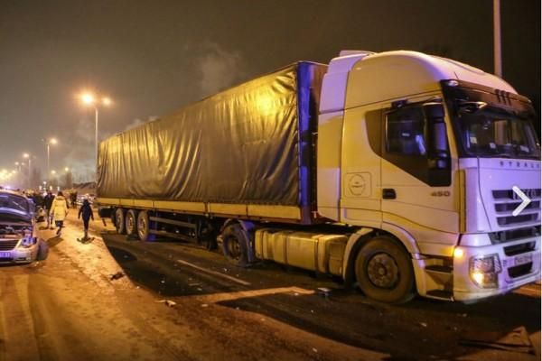 Крупная авария в Вильнюсе: столкнулись 24 автомобиля. Среди них - фура из Беларуси