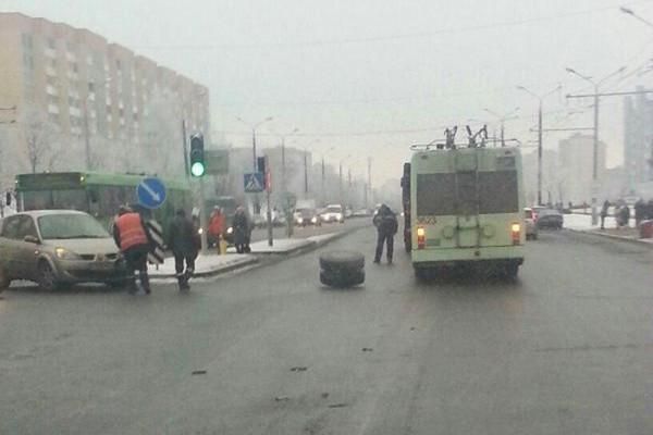 В Минске у неисправного троллейбуса оторвалась колесная спарка и ударила легковушку