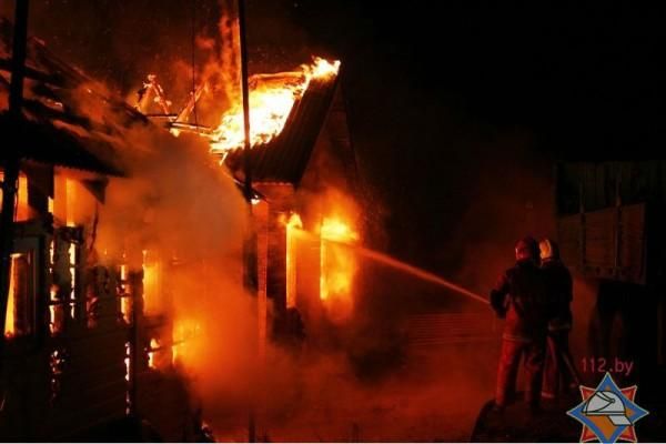 В ночном пожаре в Плещеницах заживо сгорели двое водителей, ожидавших загрузки пиломатериалами