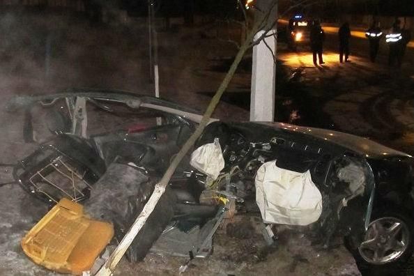 Rover разорвало на части от удара о столб в Витебске - один человек погиб, один ранен