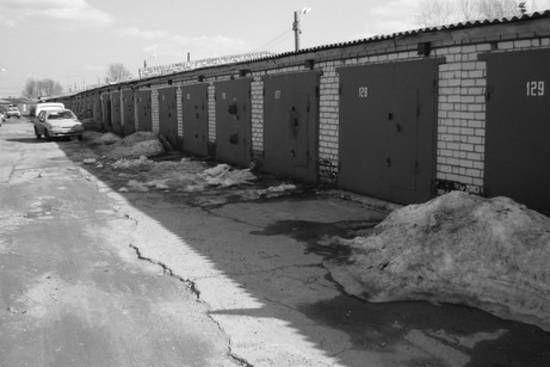 Власти - жителям переулка Козлова: "Ваши гаражи построены полулегально". Жильцы: "Этим гаражам 50 лет! Тогда они были официальными, а теперь уже нет?"