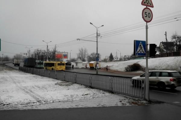 40-метровое ограждение, препятствующее выходу пешеходов на дорогу, и регулируемый пешеходный переход появились в Партизанском районе Минска