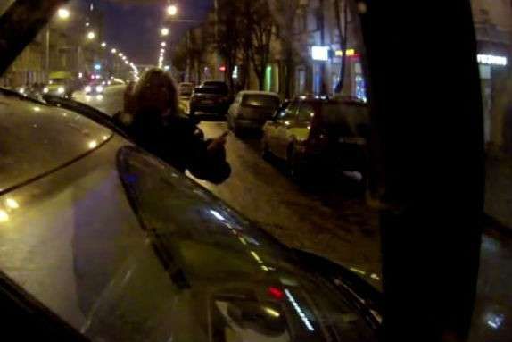 Видеосюжет. Женщина пыталась "подрезать" троллейбус в Витебске и поплатилась