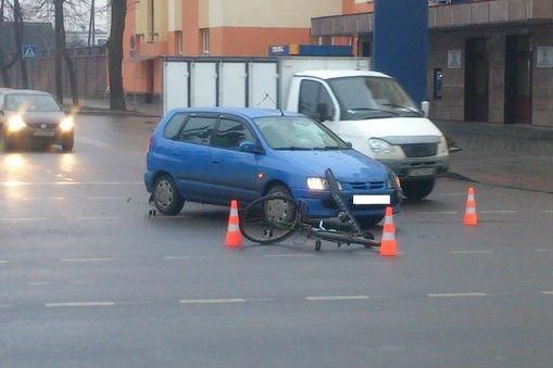 В Гродно Mitsubishi сбил пожилого велосипедиста, ехавшего по пешеходному переходу на красный