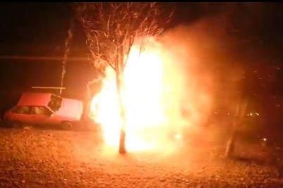 В Минске сгорел Peugeot Boxer - подозревают поджог. Горящий автомобиль покатился на припаркованные авто