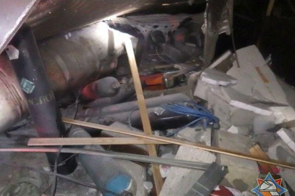 В Могилеве обрушился гараж во время того, как двое пытались разрезать топливный бак при помощи сварочного аппарата, - мужчины травмированы