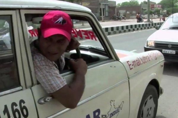 Индиец уже 11 лет ездит на автомобиле исключительно задним ходом (видео)