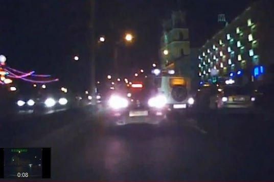 Видеофакт: в Гродно водитель поехал на красный - милицейский уазик включил маячки и не спеша преследовал нарушителя