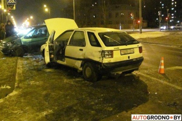 В Гродно столкнулись два Citroёn - один из автомобилей загорелся
